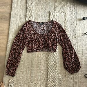 Motel crop shirt with puff sleeves. Size L